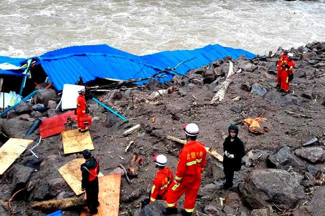 10 bodies found, 31 builders missing after China landslide | iNFOnews.ca