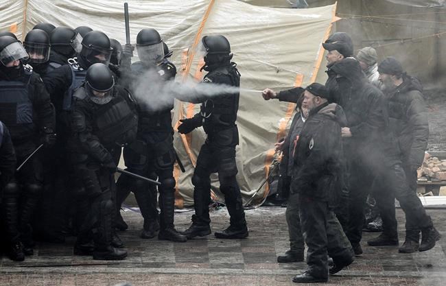 Protesters clash with police in Ukraine over new law | iNFOnews.ca Protesters clash with police in Ukraine over new law | iNFOnews.ca