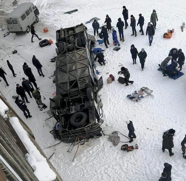 19 dead in Siberia after bus plunges onto frozen river | iNFOnews.ca CP608998771