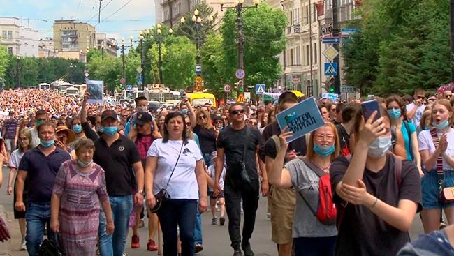 Thousands protest arrest of Russian regional governor | iNFOnews.ca
