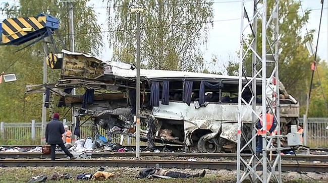 19 killed in Russia after train hits bus stuck on crossing | iNFOnews.ca CP1095235428