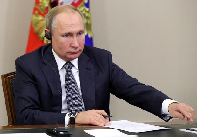 Putin signs bill targeting journalists and bloggers | iNFOnews.ca