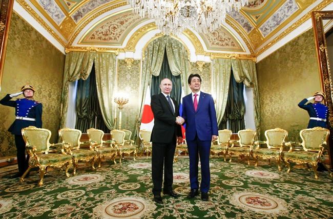 Putin, Japan's Abe discuss economy on disputed islands | iNFOnews.ca