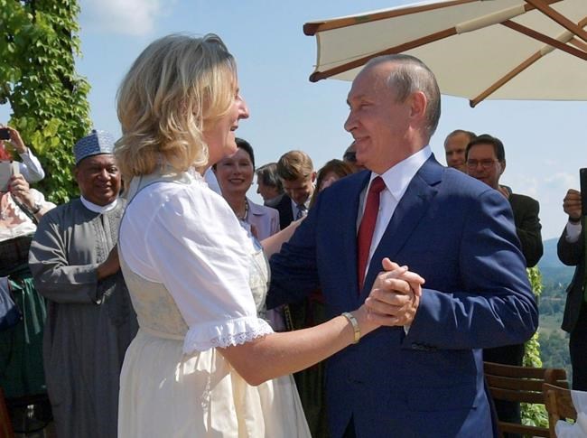 Austrian foreign minister defends wedding curtsy to Putin | iNFOnews.ca