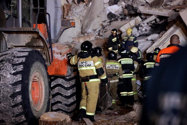 Russia: 4 die in building collapse; searchers race weather | iNFOnews.ca
