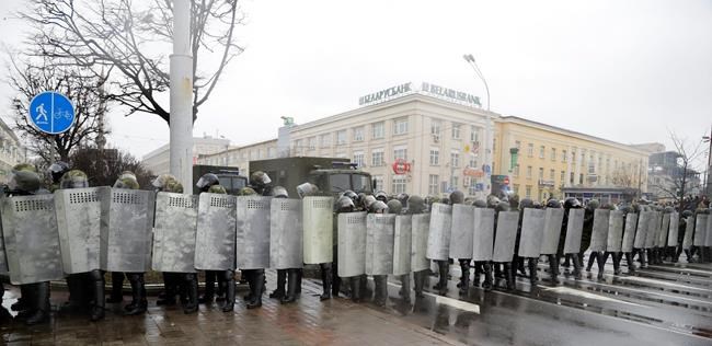 Belarus police arrest over 400 protesters; many are beaten | iNFOnews.ca