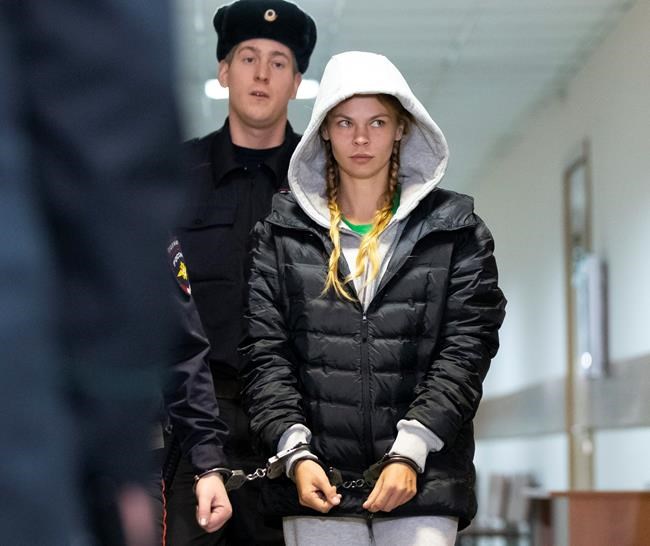 Model who said she had dirt on Russian oligarch walks free | iNFOnews.ca