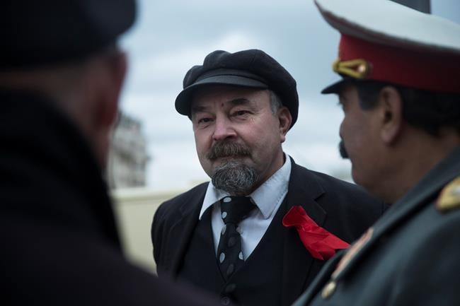 Lenin impersonator ekes out a living on edge of Red Square | iNFOnews.ca Lenin impersonator ekes out a living on edge of Red Square | iNFOnews.ca