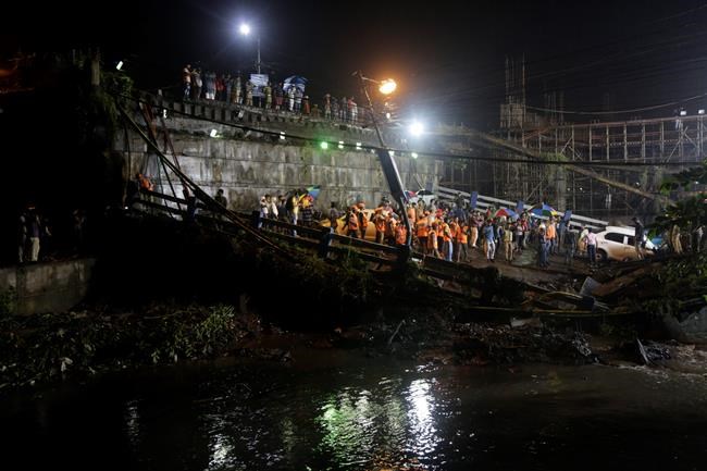 Highway overpass collapses in Kolkata; 1 killed, 23 hurt | iNFOnews.ca Highway overpass collapses in Kolkata; 1 killed, 23 hurt | iNFOnews.ca