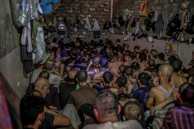 Iraqis hold suspected militants in cramped, stifling prison | iNFOnews.ca