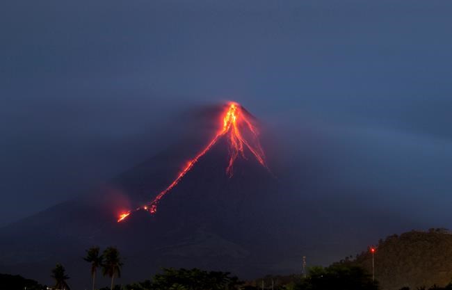Glowing red lava rolls down slopes of Philippine volcano | iNFOnews.ca