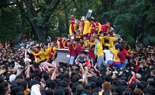 Huge Catholic procession held under heavy security in Manila | iNFOnews.ca Huge Catholic procession held under heavy security in Manila | iNFOnews.ca
