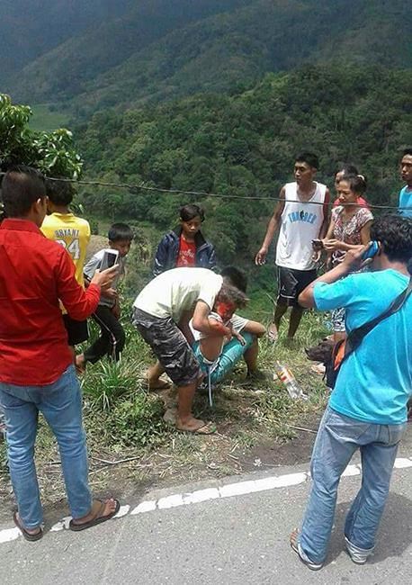 Passengers scream as bus plunges in Philippines, killing 31 | iNFOnews.ca