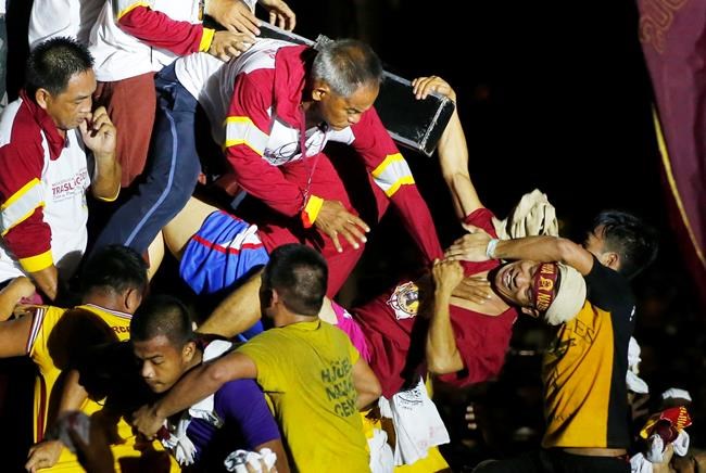 Huge crowd of Filipino Catholics gathers amid terror fears | iNFOnews.ca