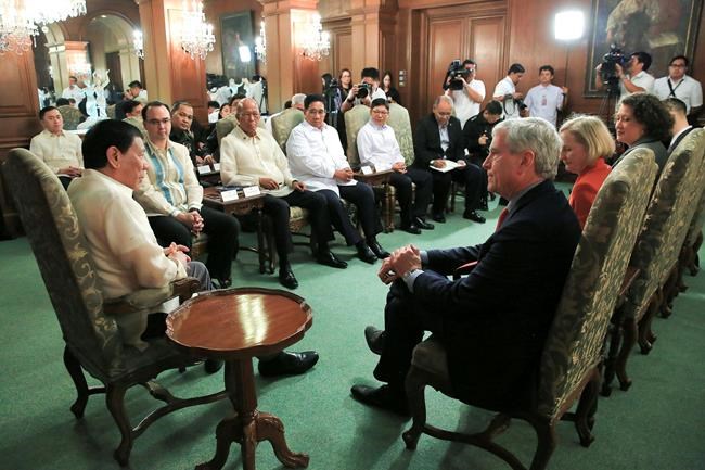 Aussie foreign minister: Duterte requested fist-pump pose | iNFOnews.ca Aussie foreign minister: Duterte requested fist-pump pose | iNFOnews.ca