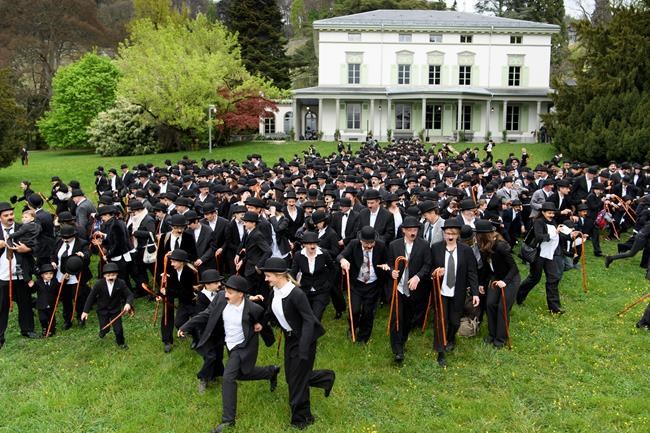 Hundreds dress up as Chaplin's 'Tramp' at star's Swiss home | iNFOnews.ca Hundreds dress up as Chaplin's 'Tramp' at star's Swiss home | iNFOnews.ca