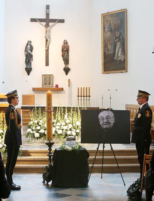 Hundreds in Warsaw bid farewell to filmmaker Andrzej Wajda | iNFOnews.ca