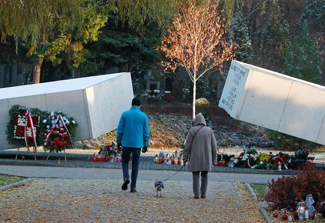 Poland exhumes president, wife killed in 2010 plane crash | iNFOnews.ca