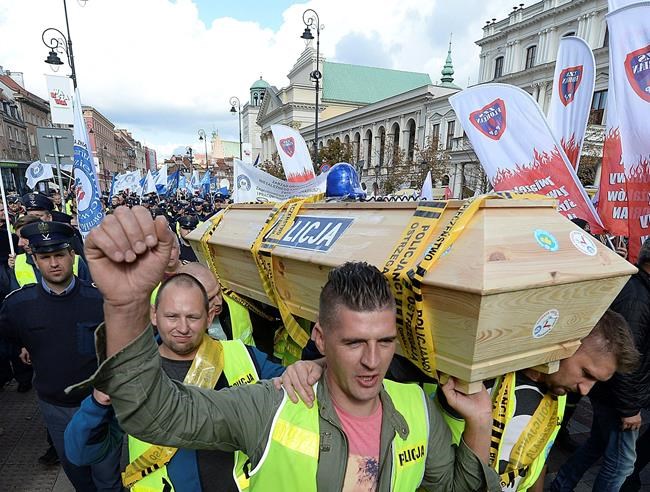Thousands of Polish police, firefighters march over pay | iNFOnews.ca