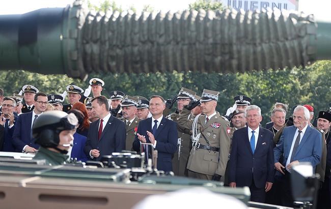Poland marks Armed Forces holiday with military parade | iNFOnews.ca Poland marks Armed Forces holiday with military parade | iNFOnews.ca
