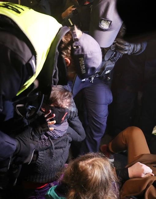 Polish police carry away abortion rights protesters | iNFOnews.ca