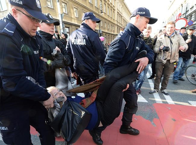 Poland police forcibly remove anti-nationalist protesters | iNFOnews.ca