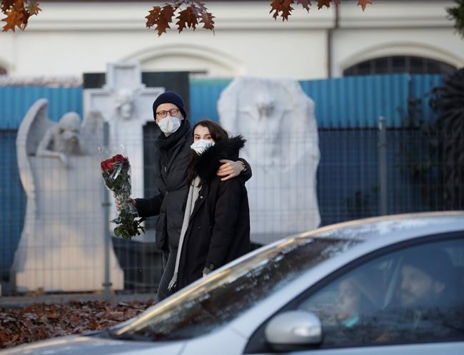 In solidarity, Poles buy flowers to help struggling vendors | iNFOnews.ca In solidarity, Poles buy flowers to help struggling vendors | iNFOnews.ca