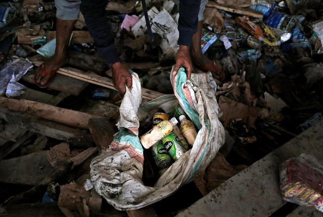Indonesia disaster survivors search debris for food, drinks | iNFOnews.ca CP1132385044