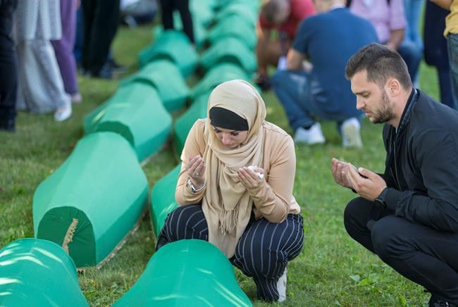 Bosnian Muslims mark 1995 massacre of thousands with burials | iNFOnews.ca CP658636378