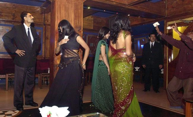 India's top court paves way for bars with dancers to reopen | iNFOnews.ca