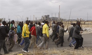 100s of striking miners, supporters march on South African mine amid heavy police presence | iNFOnews.ca CP20005917