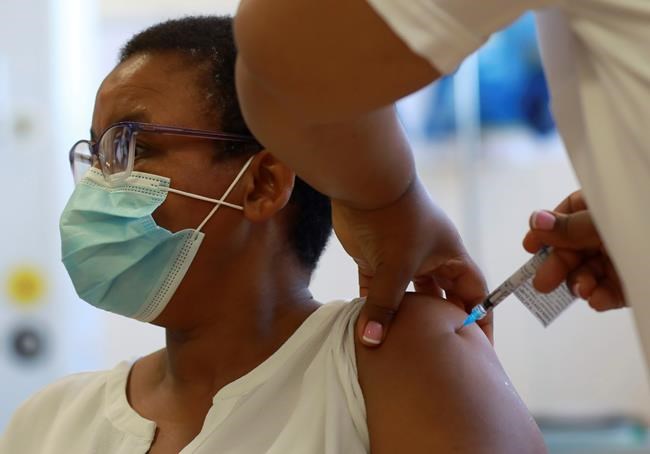 A joke, a jab: South Africa starts vaccinating with leader | iNFOnews.ca