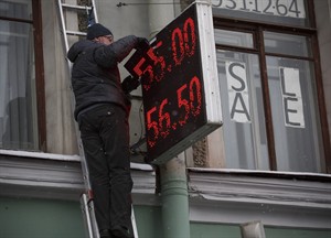 Russia's ruble down 7 per cent after report shows economy shrinking for first time since 2009 | iNFOnews.ca CP31277912
