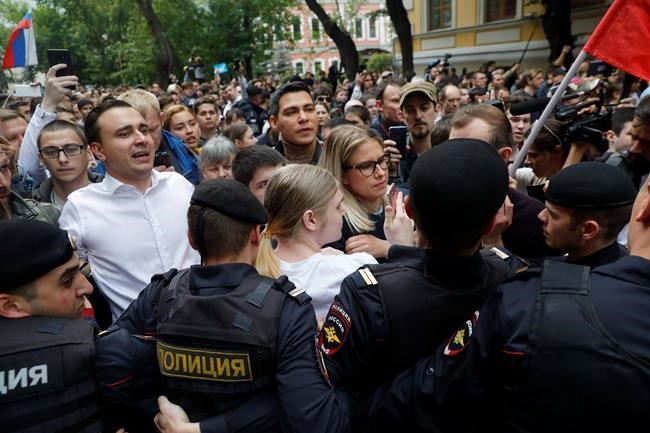 Russia hauls in 8 activists for questioning in Moscow vote | iNFOnews.ca