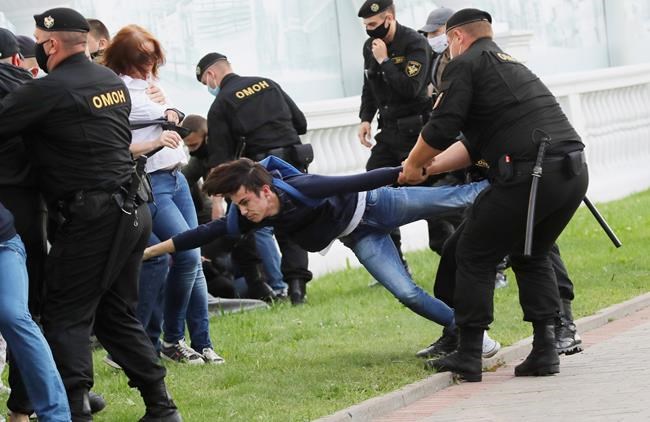 Police detain dozens in 2nd day of Belarus election protests | iNFOnews.ca