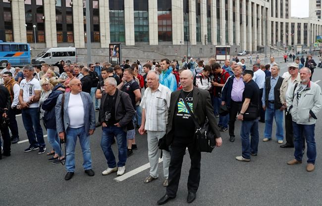 Russians keep heat on police after reporter's case closed | iNFOnews.ca