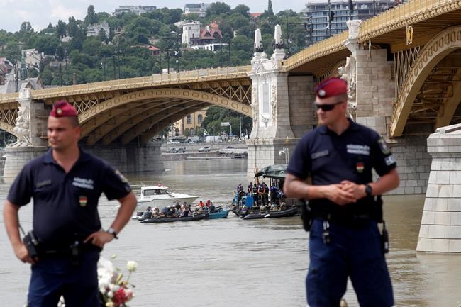 Floating crane in Hungary's capital to lift sunken tour boat | iNFOnews.ca Floating crane in Hungary's capital to lift sunken tour boat | iNFOnews.ca