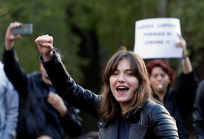 Whistling crowd protests Vucic's presidential election win | iNFOnews.ca