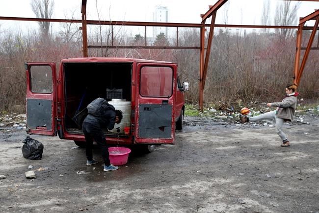 The Latest: Hundreds of migrants along Serbia's EU border | iNFOnews.ca