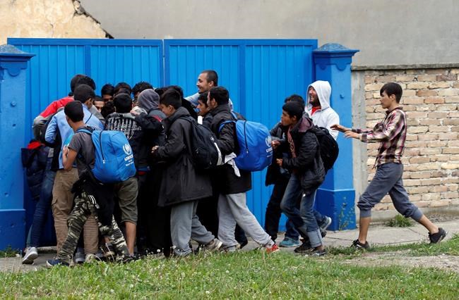 Migrants march toward Hungary border to demand its opening | iNFOnews.ca