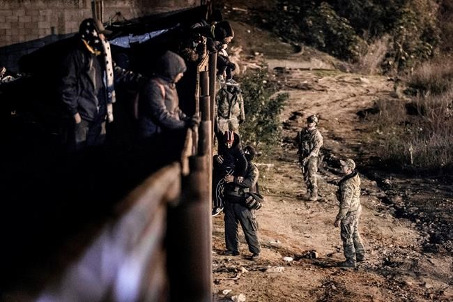 US fires tear gas across Mexico border to stop migrants | iNFOnews.ca