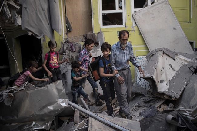 Hundreds flee Mosul as Iraqi forces squeeze extremists | iNFOnews.ca