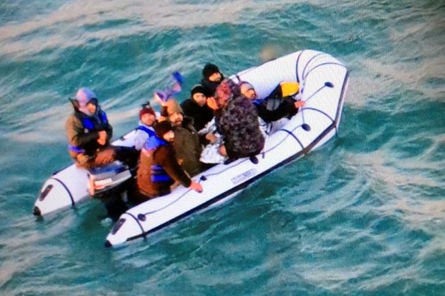12 migrants found on beach as UK mulls more Channel patrols | iNFOnews.ca