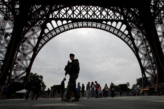 Glass walls, not metal fencing, to surround Eiffel Tower | iNFOnews.ca