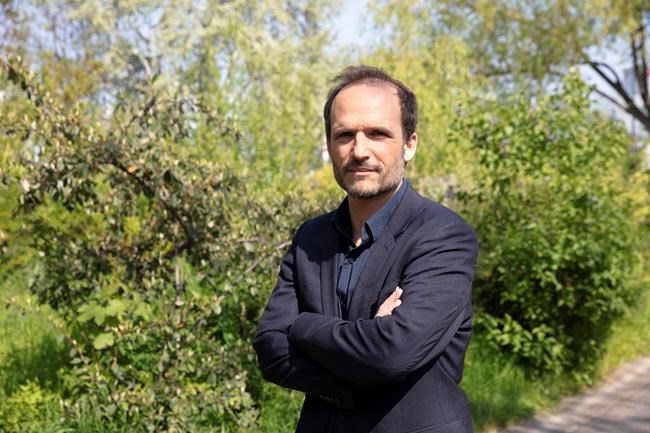 Hit French medical drama director dons scrubs to fight virus | iNFOnews.ca Hit French medical drama director dons scrubs to fight virus | iNFOnews.ca