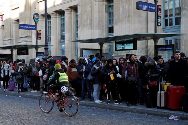 Parisians dodge strikes by logging on to share rides, bikes | iNFOnews.ca CP527086158
