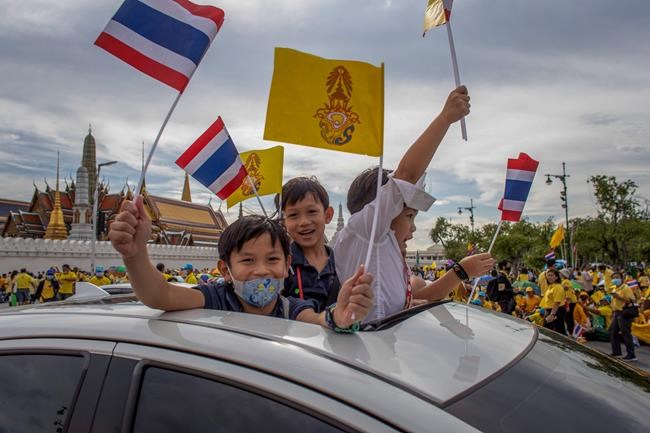 Thai king and queen take to street to meet adoring royalists | iNFOnews.ca