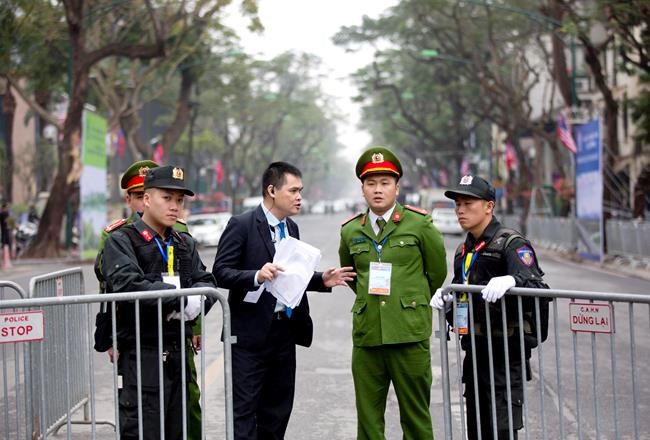 As Kim's car passes, North Korean defector cries and shouts | iNFOnews.ca