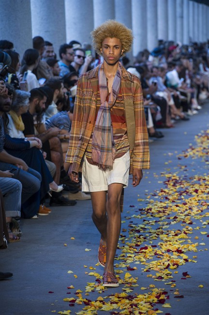 Bottega Veneta hits a trend, shows silken pajama-inspired looks at Milan Fashion Week | iNFOnews.ca Bottega Veneta hits a trend, shows silken pajama-inspired looks at Milan Fashion Week | iNFOnews.ca