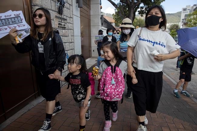 Hong Kong families protest police use of tear gas | iNFOnews.ca